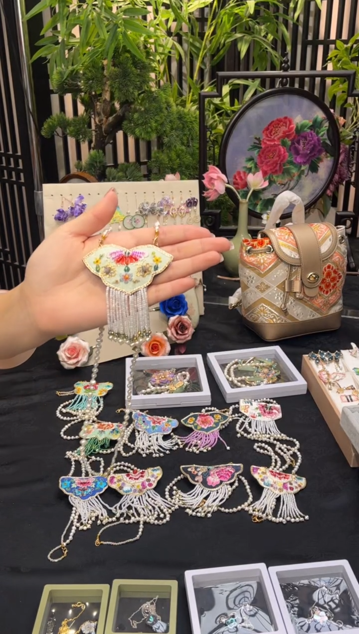 织绣星****运非遗苏绣手工饰品