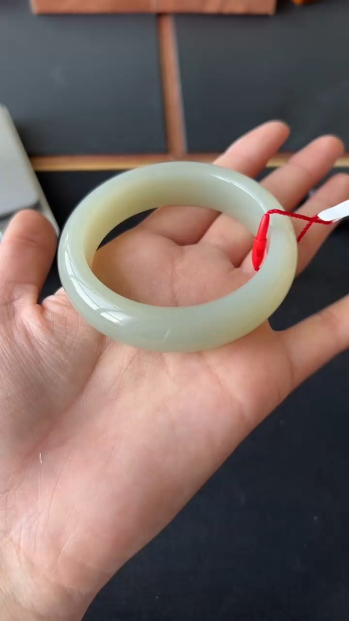 【闪购商品】和田玉手镯未镶嵌且末微色差近矿54