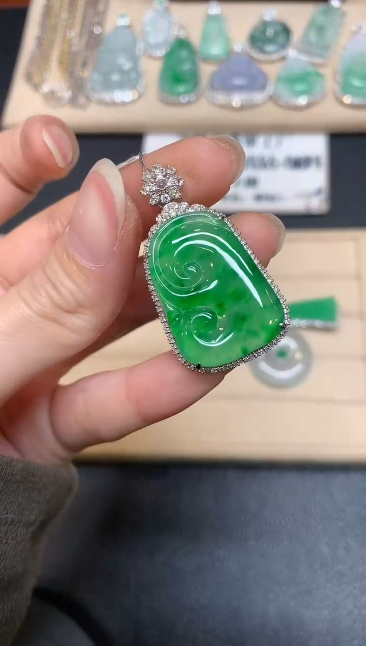 【闪购商品】翡翠颈饰18K金镶嵌如意【无服务费