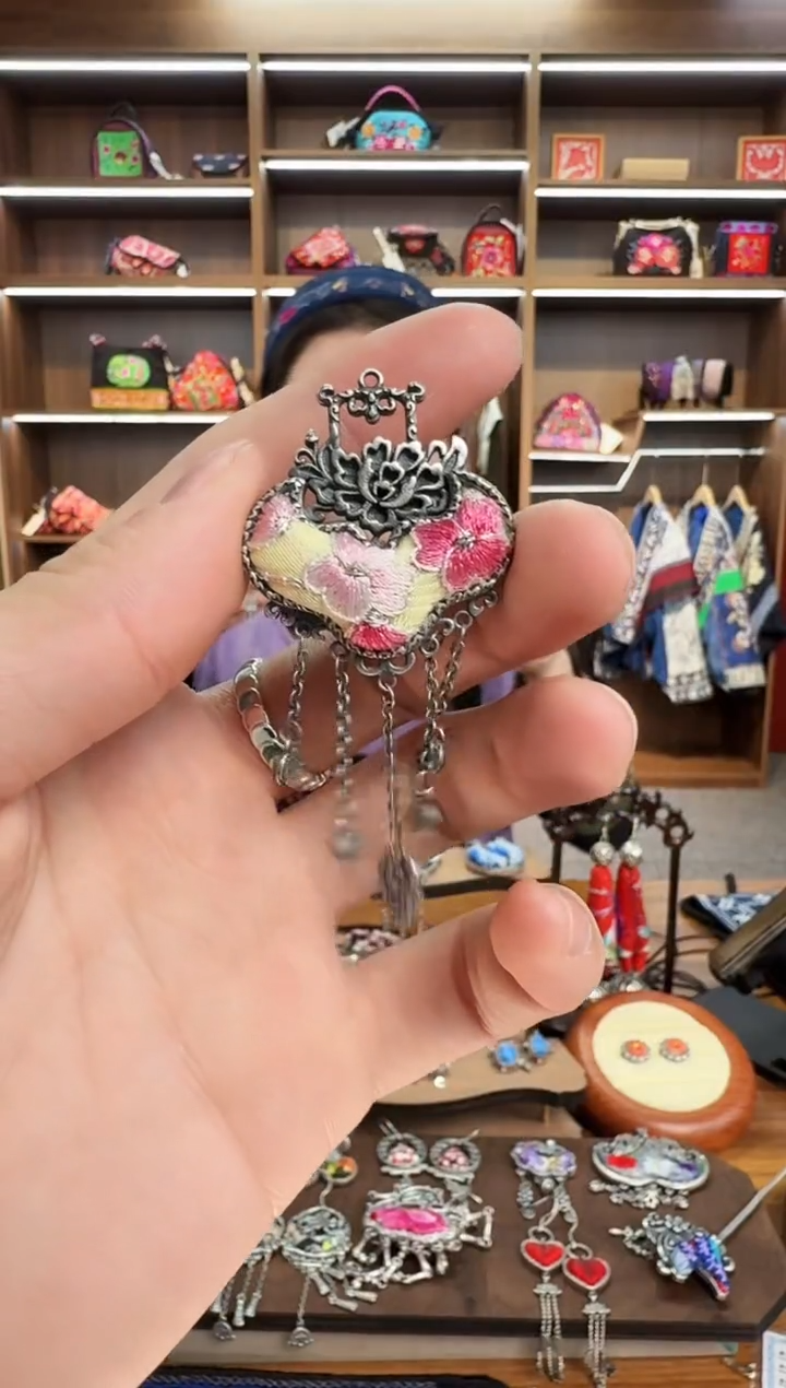 【闪购商品】织绣125蒙阿苏苗绣传承