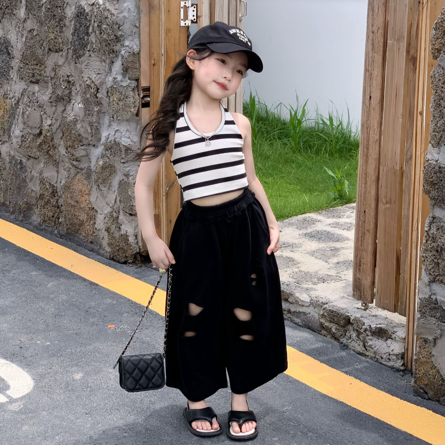 2025夏季女童韩系辣妹穿搭洋气条纹短款挂脖露背吊带时髦破洞裤子