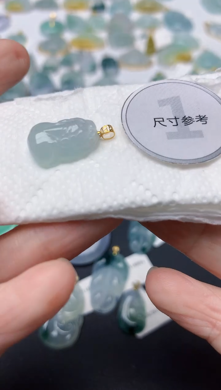 翡翠18K金镶嵌颈饰天然缅甸A货翡翠