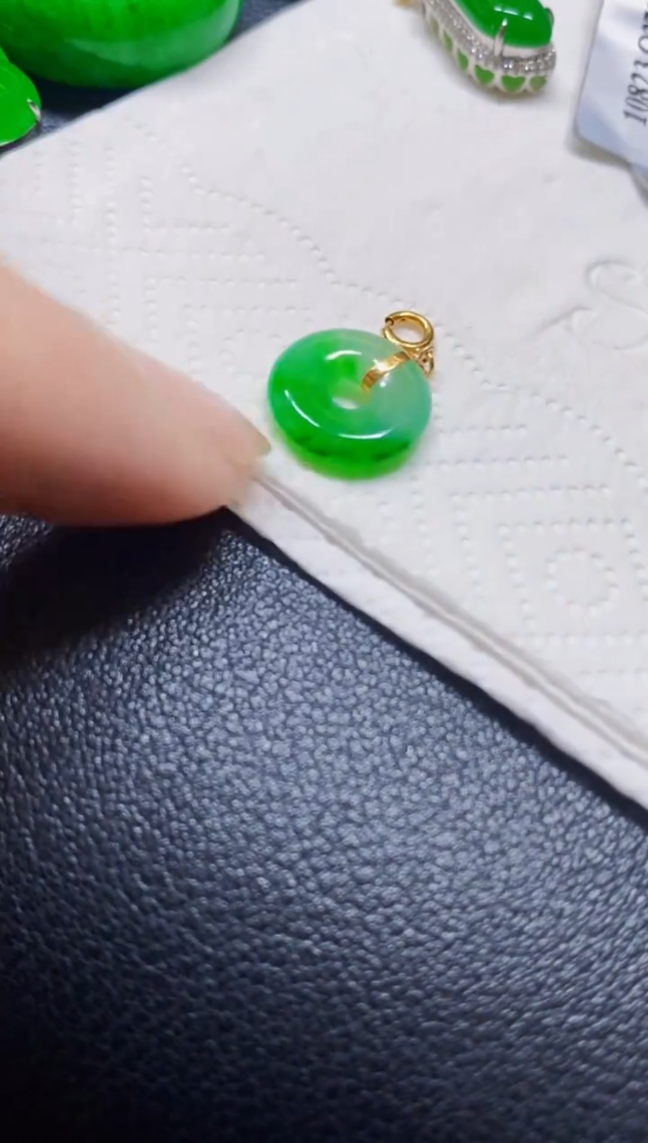 颈饰18K金镶嵌翡翠吊坠