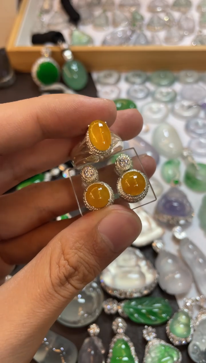 【闪购商品】翡翠吊坠(不含链)未镶嵌蛋面