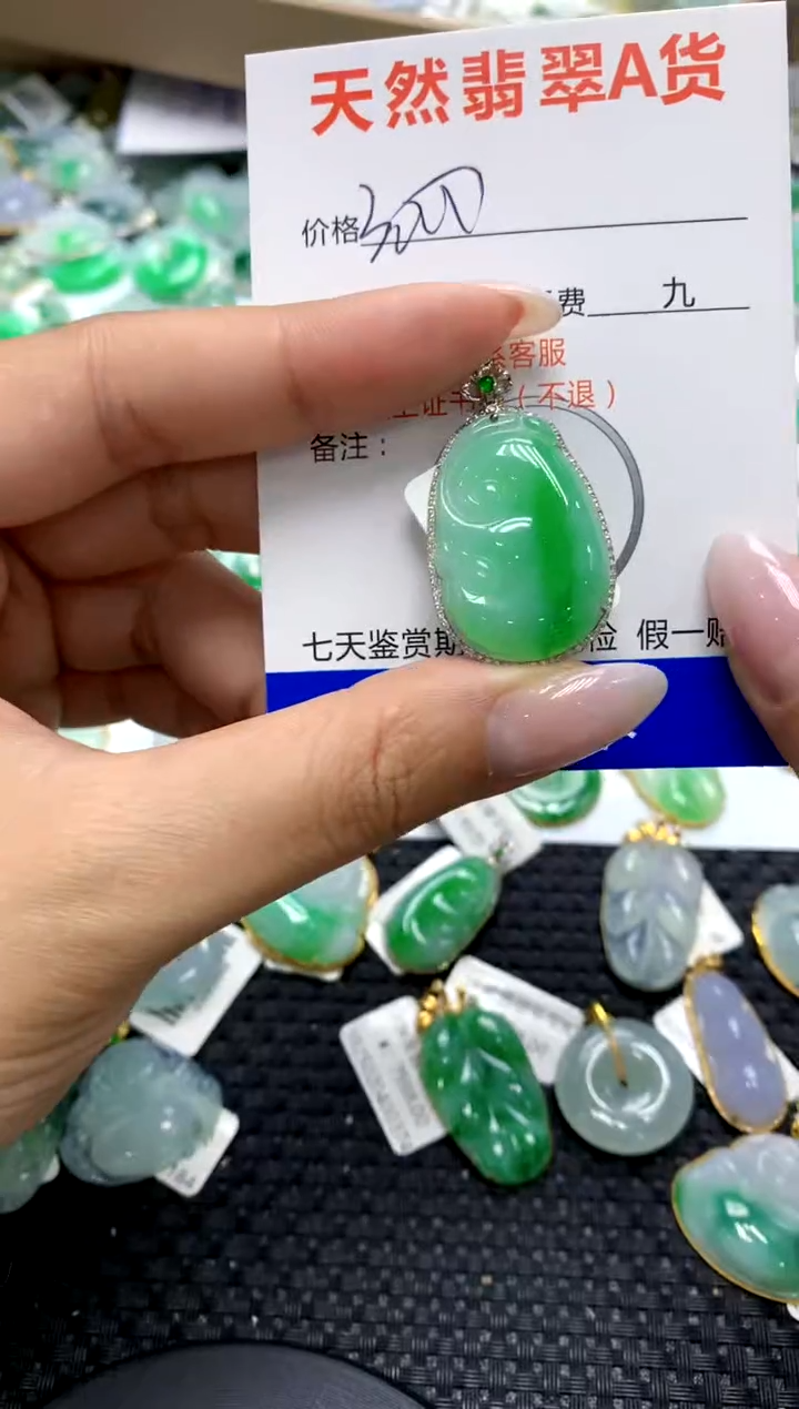 翡翠18K金镶嵌颈饰11111111111111111