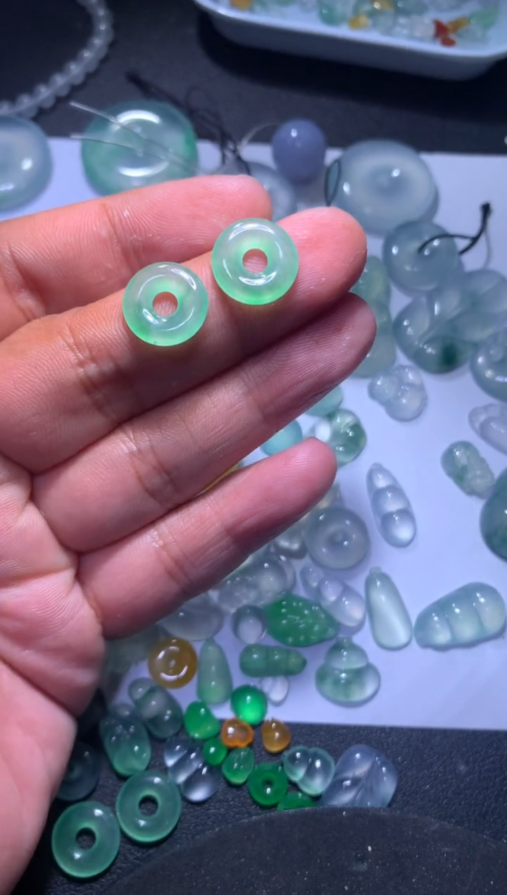 【闪购商品】翡翠颈饰未镶嵌甜甜圈一对