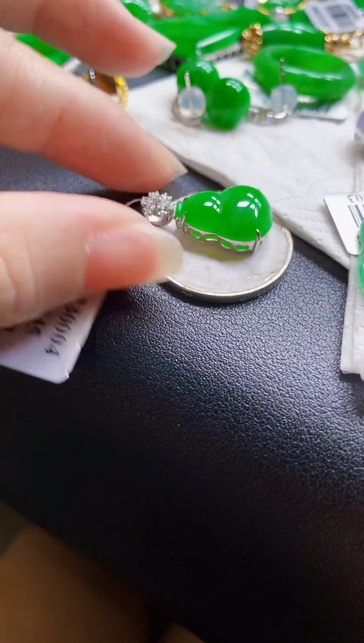 翡翠18K金镶嵌颈饰吊坠