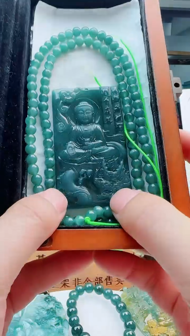 翡翠未镶嵌颈饰多样性发货其中一件