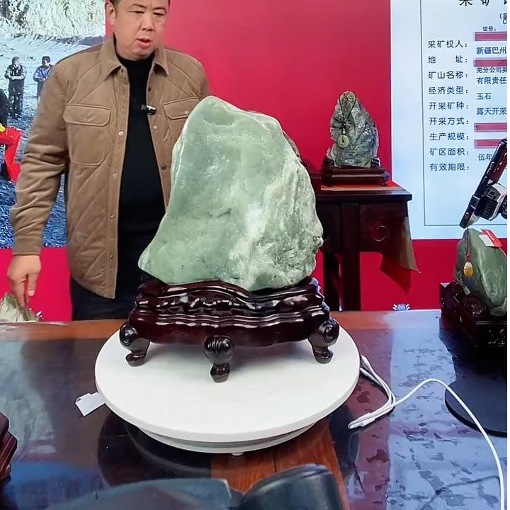 新疆原石摆件带底座发一件编号065