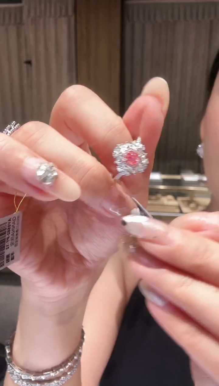 18K金镶嵌戒指钻石AW0045