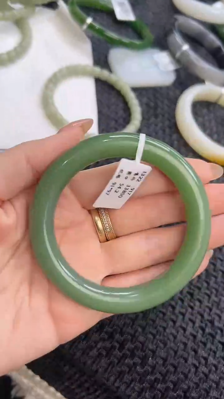 未镶嵌手镯和田玉无结构粉绿贵气逼人