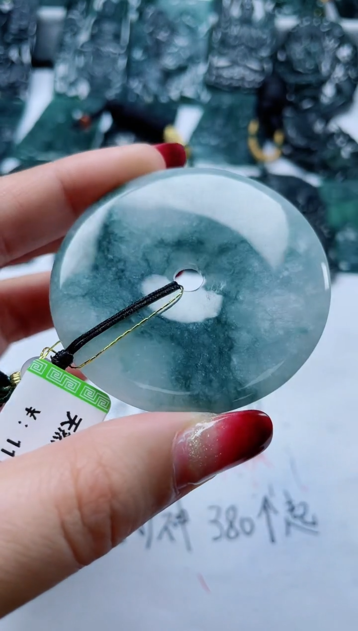 【闪购商品】翡翠颈饰未镶嵌          