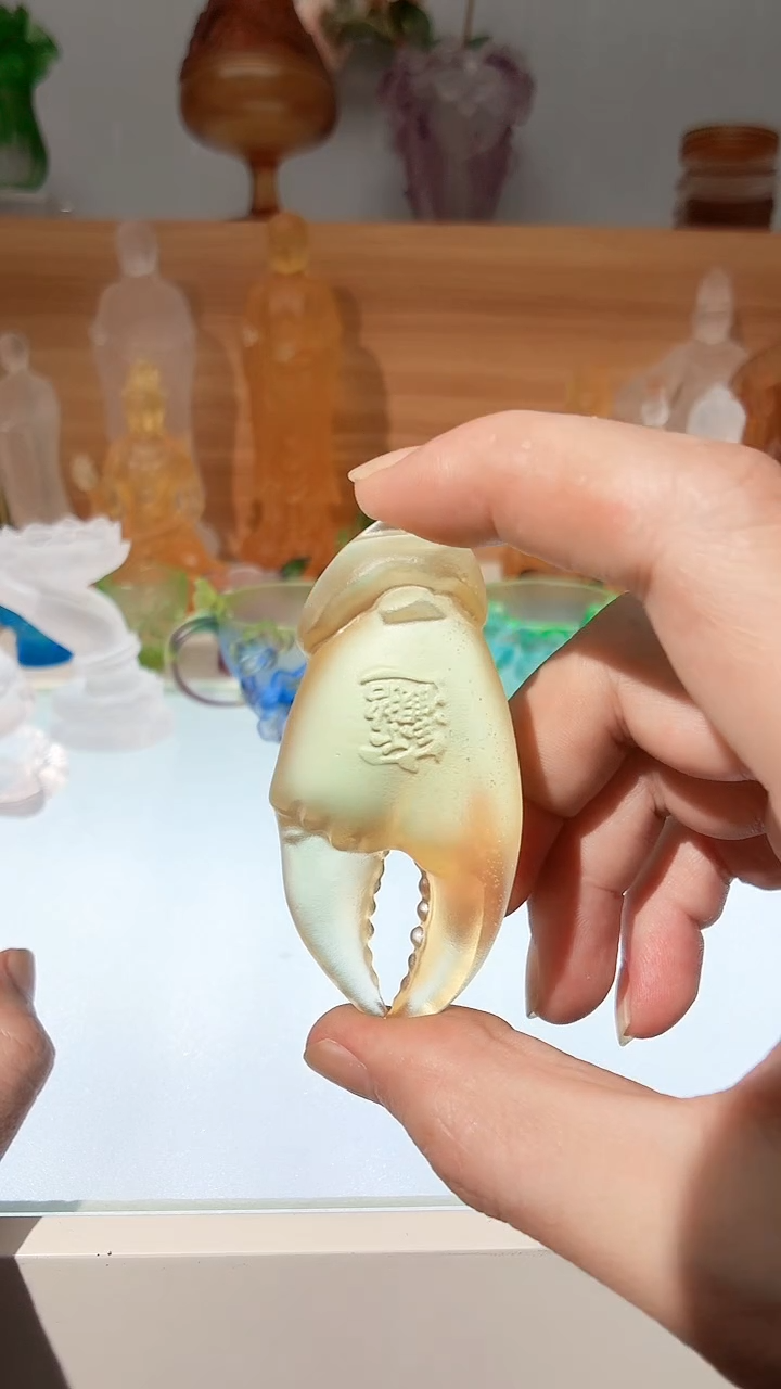 手工艺品琉璃琥珀色手上有钳