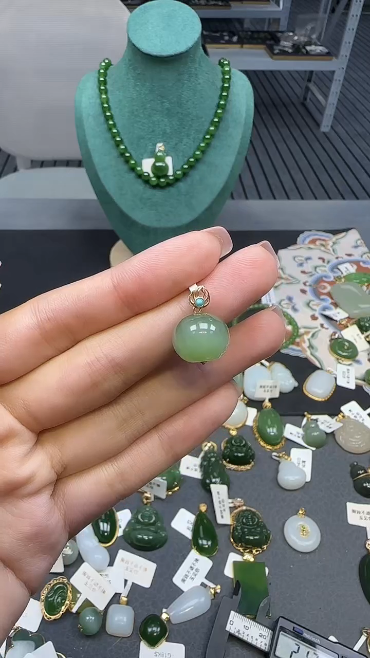 18K金镶嵌和田玉挂件1
