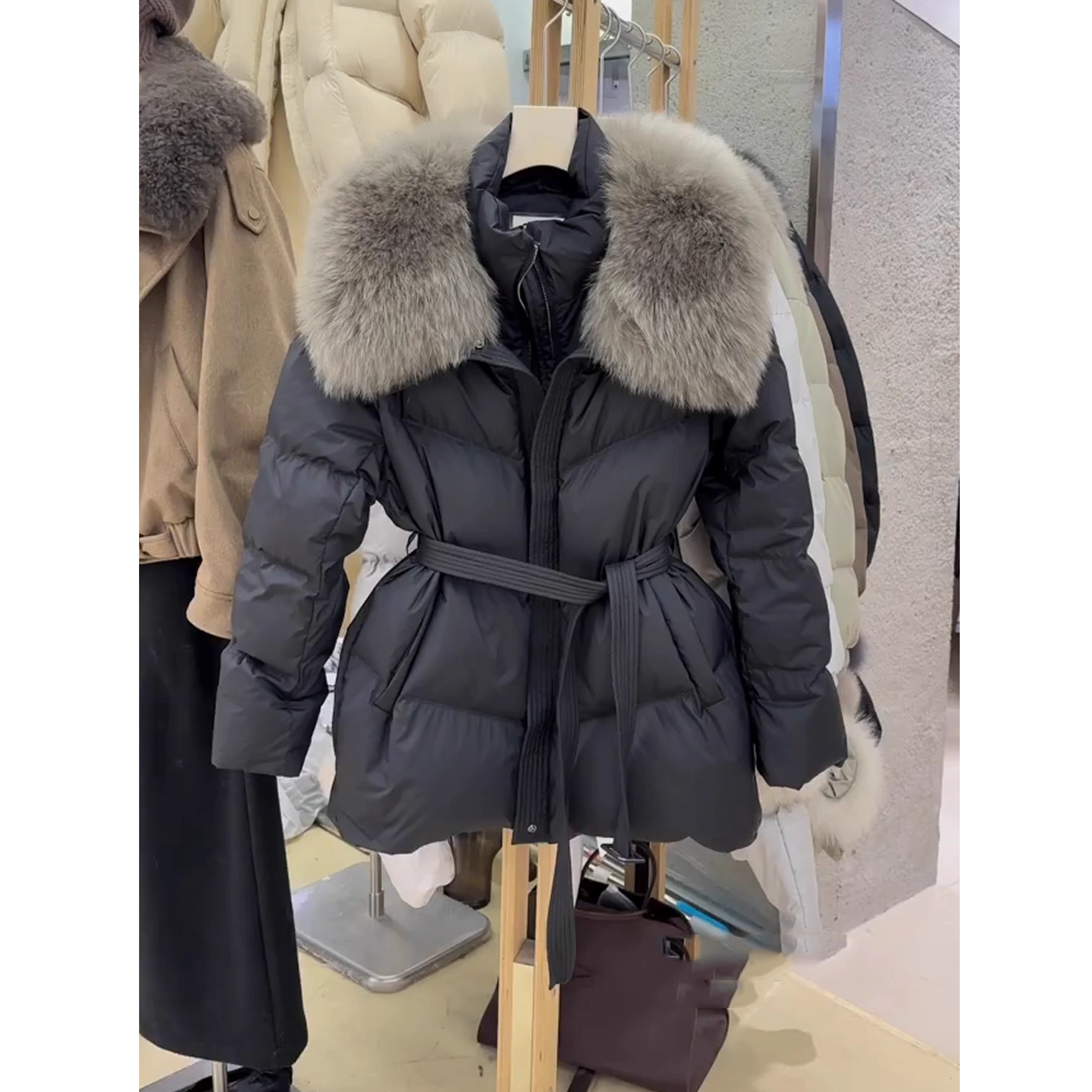 黑色大毛领棉服女2025冬季新款爆款设计感韩系收腰显瘦百搭短外套