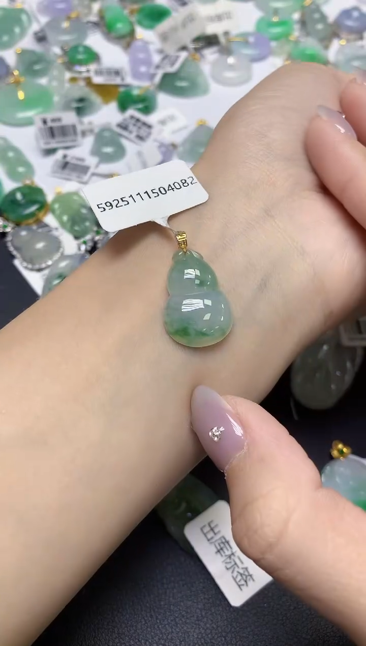 颈饰18K金镶嵌翡翠天然缅甸翡翠A货百元以上9元证书费自理