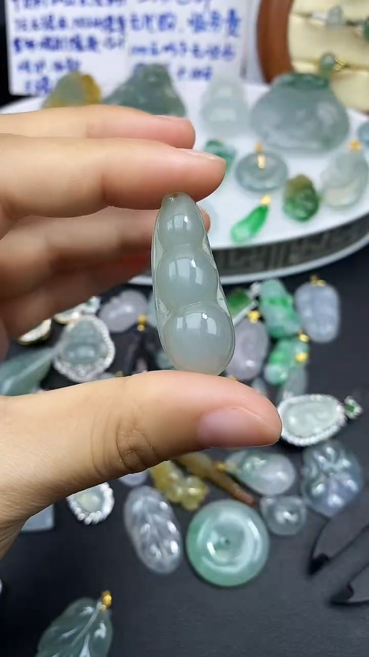 颈饰未镶嵌翡翠吊坠