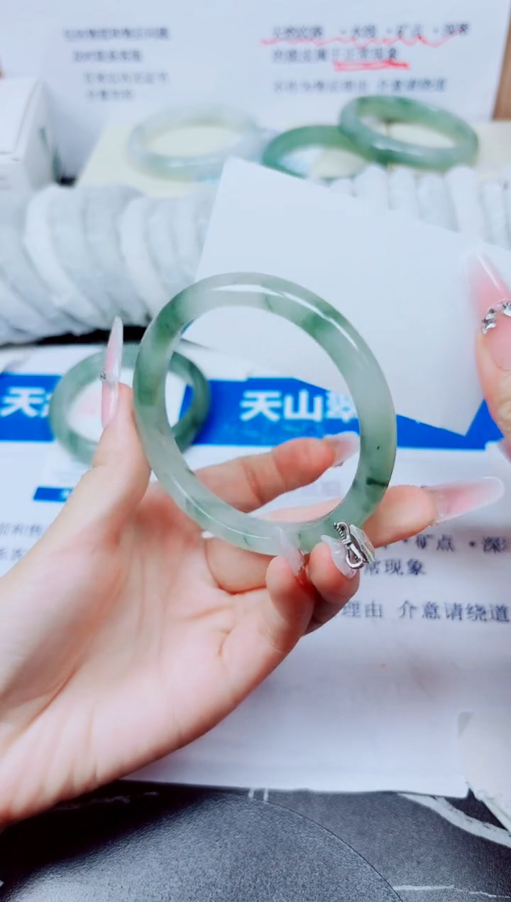 未镶嵌手镯石英质玉104/59.7