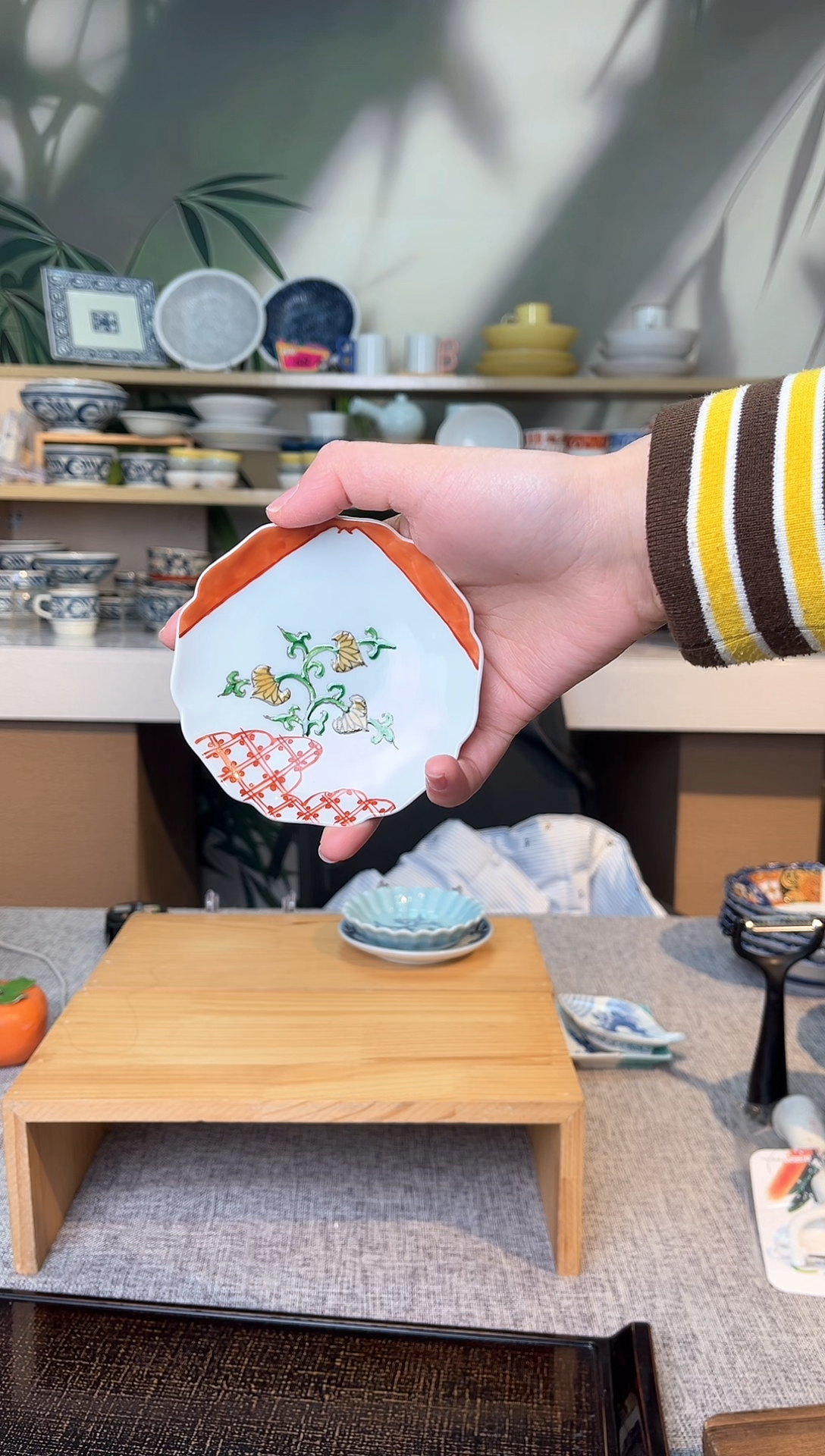 【闪购商品】瓷片F-17 色絵葵唐草富士山図 輪花皿