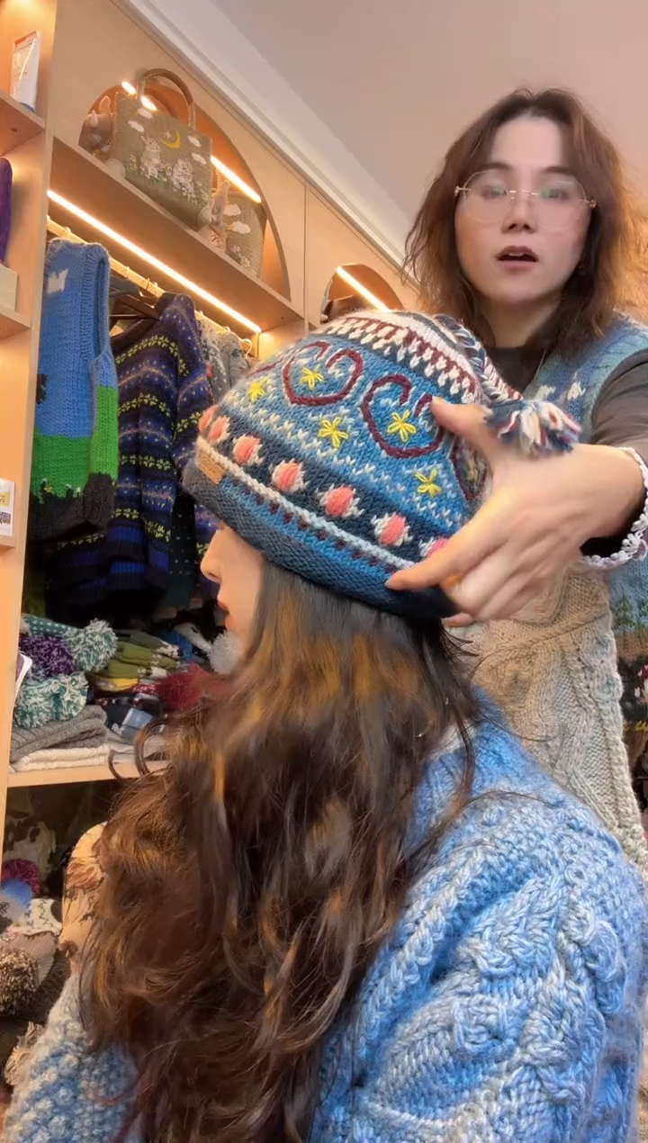 羊毛美利奴蓝色爱心丸子帽