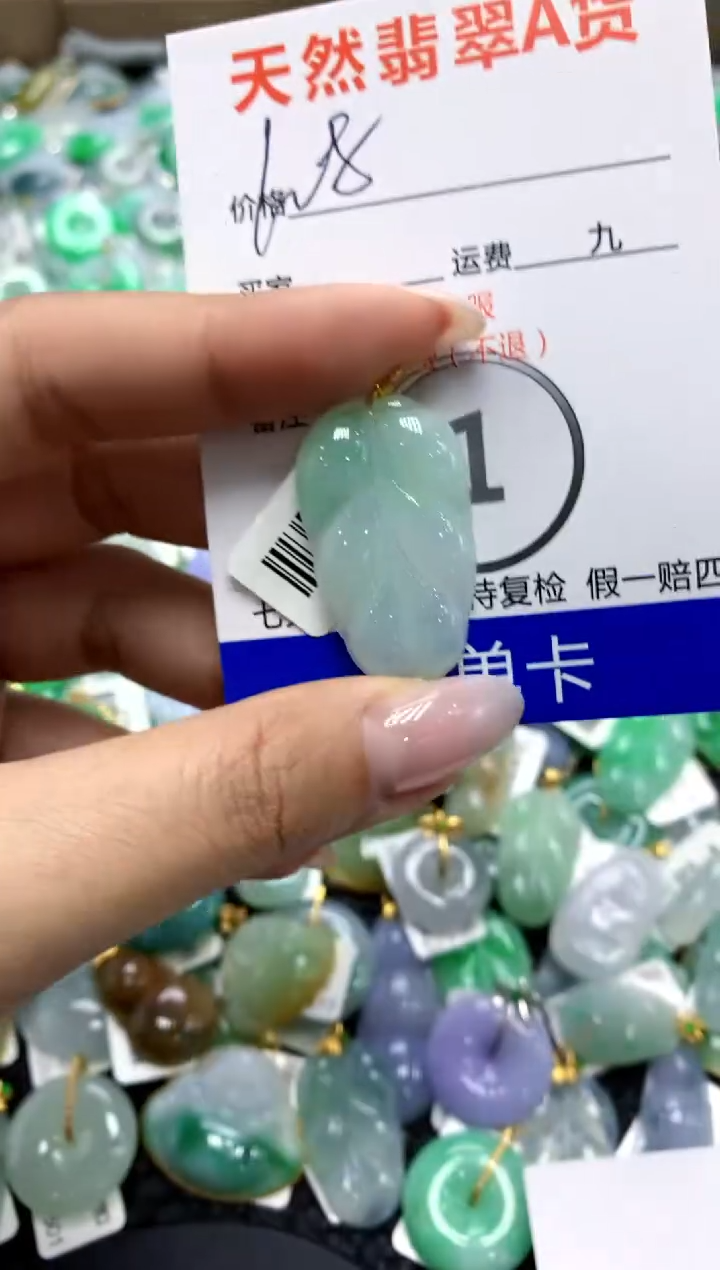 翡翠18K金镶嵌颈饰1111111111111111