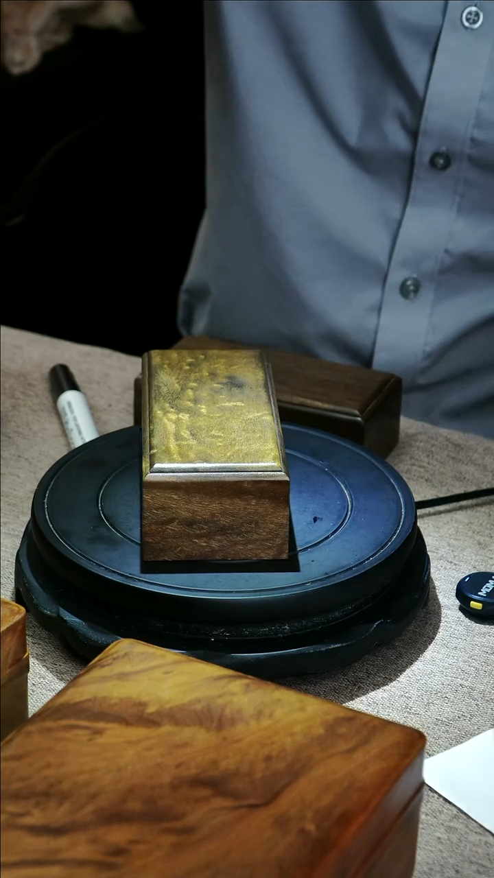 金丝楠R****d金丝楠木龙胆纹机关盒