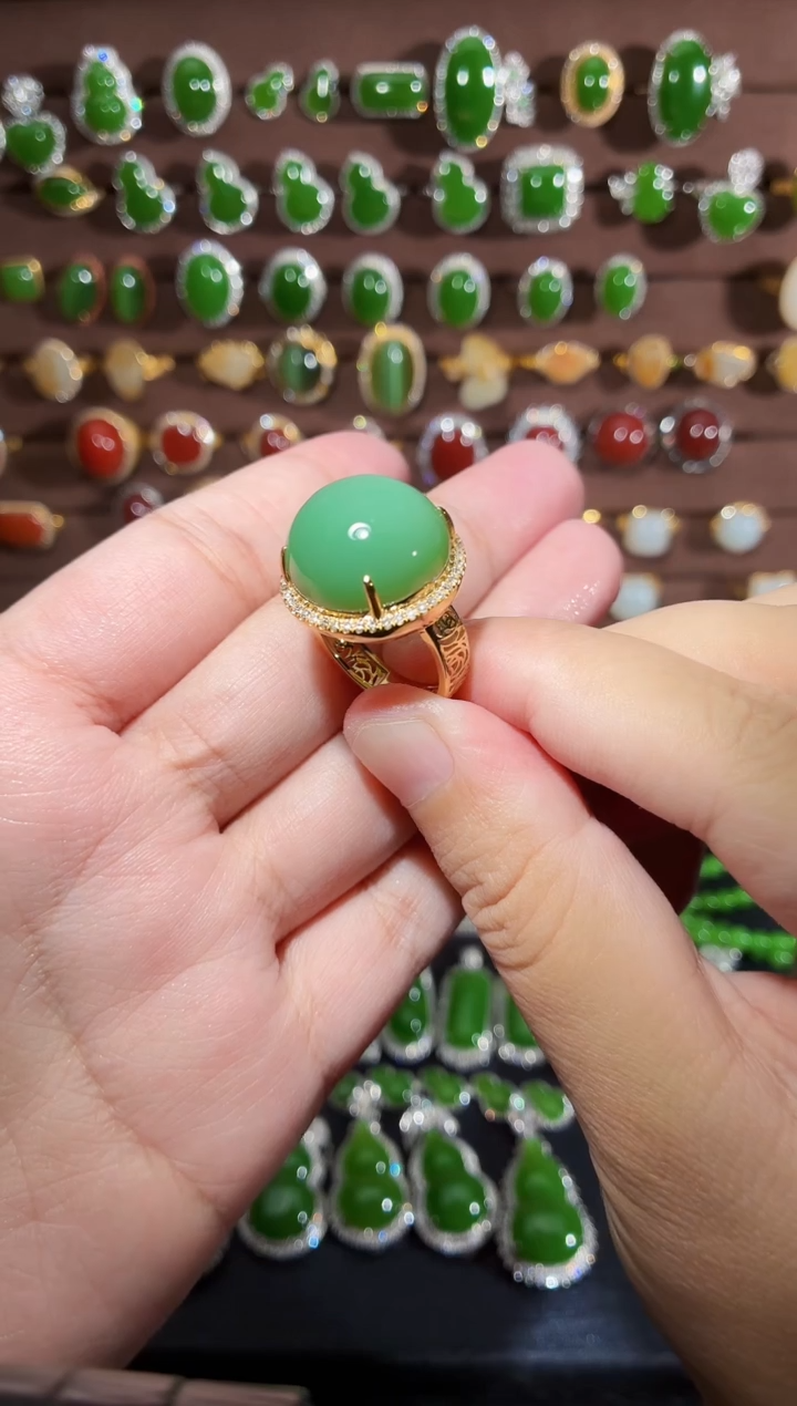 颈饰18K金镶嵌和田玉粉绿圆蛋面戒指（面约18）