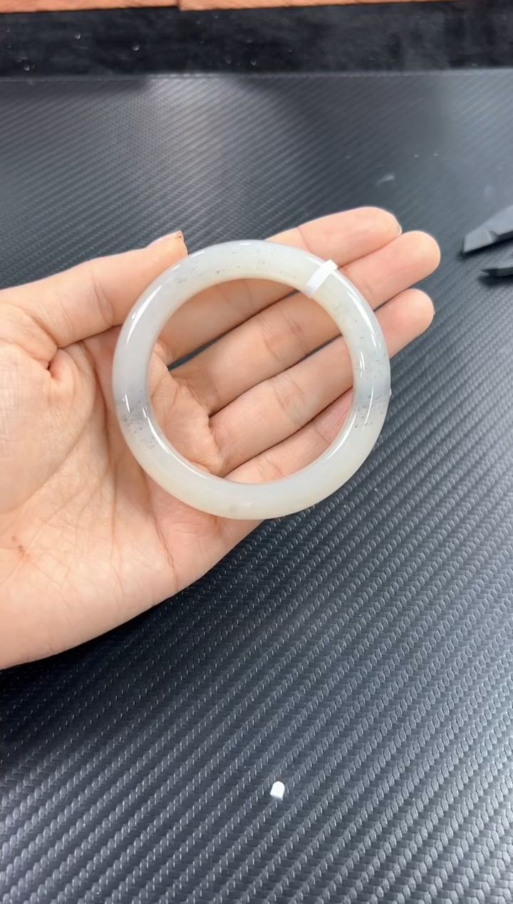 和田玉手镯未镶嵌黑山微色差56Mm