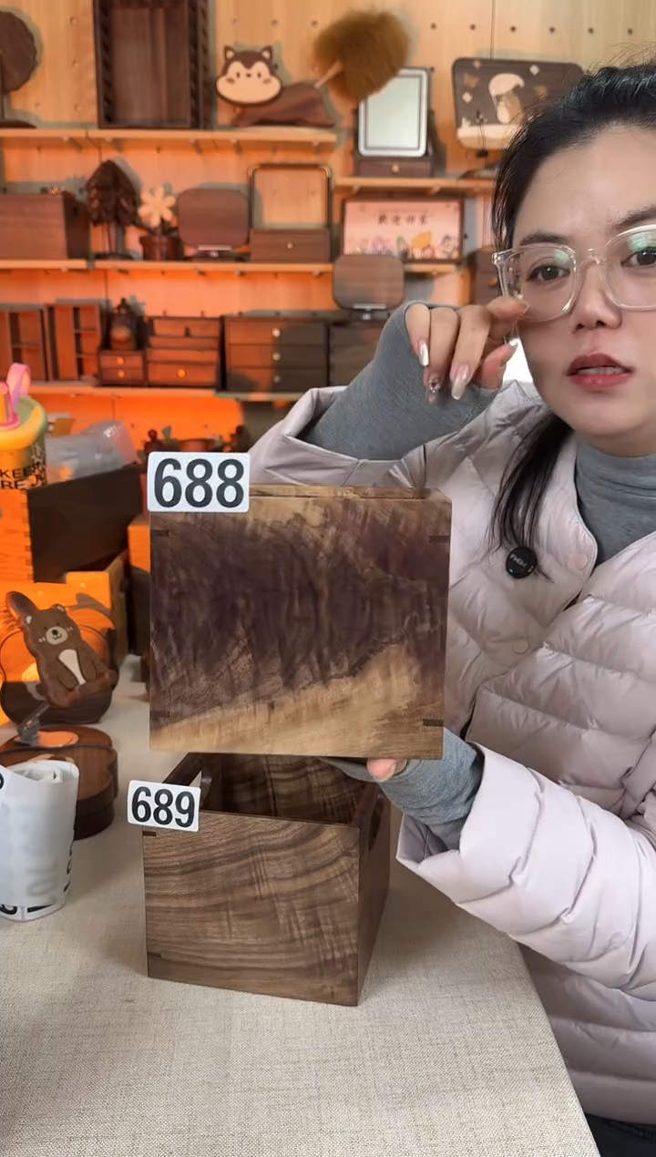 木688号黑胡桃老料桌面方形收纳筐