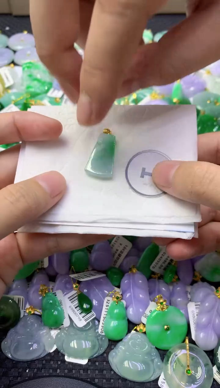 颈饰未镶嵌翡翠天然缅甸翡翠A货