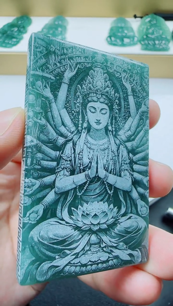 翡翠未镶嵌颈饰鼠本命佛