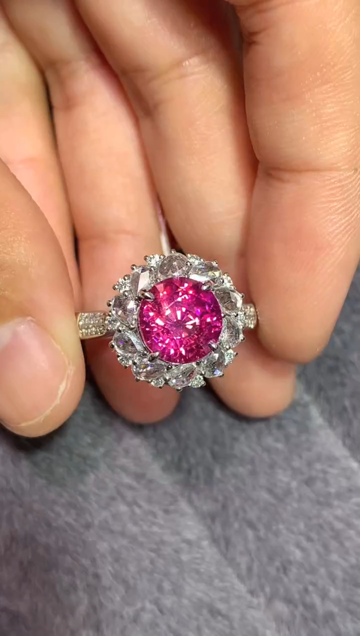 戒指彩色蓝宝石18K金镶嵌伟****依3.12CT