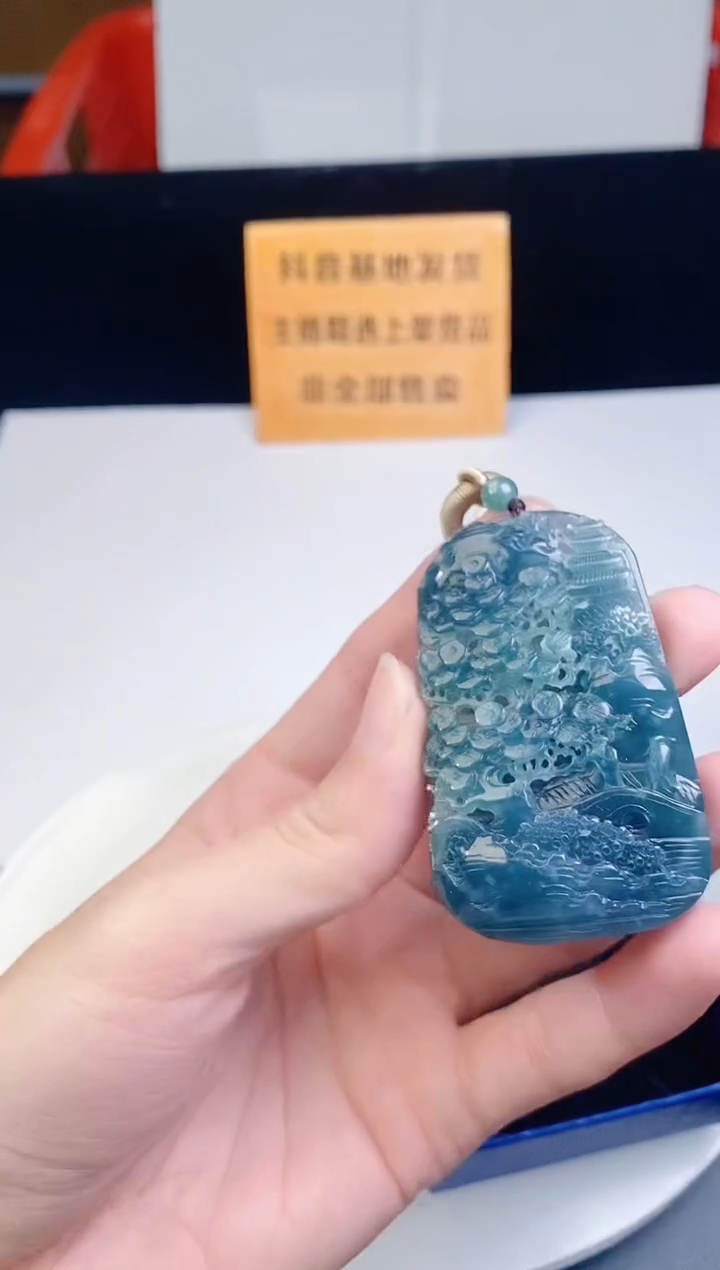 颈饰未镶嵌翡翠  