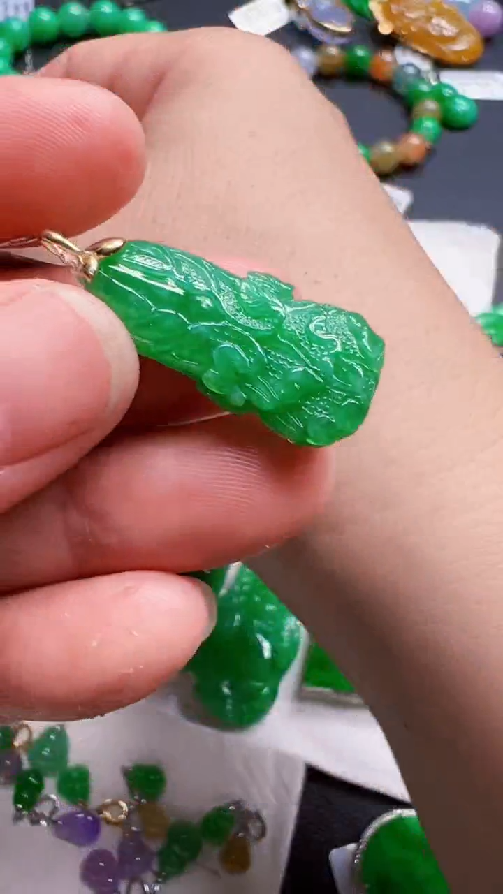 颈饰18K金镶嵌翡翠白菜