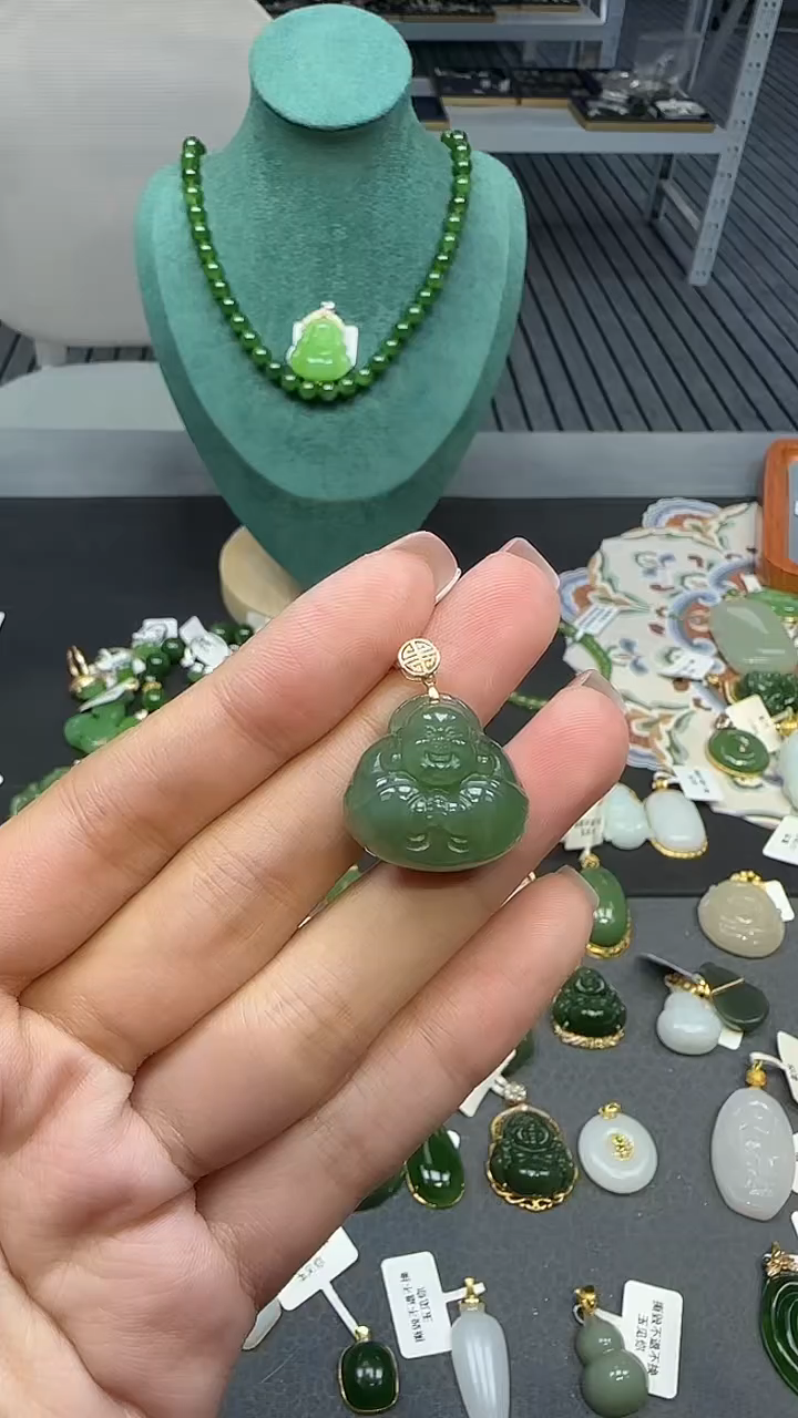 18K金镶嵌和田玉挂件1