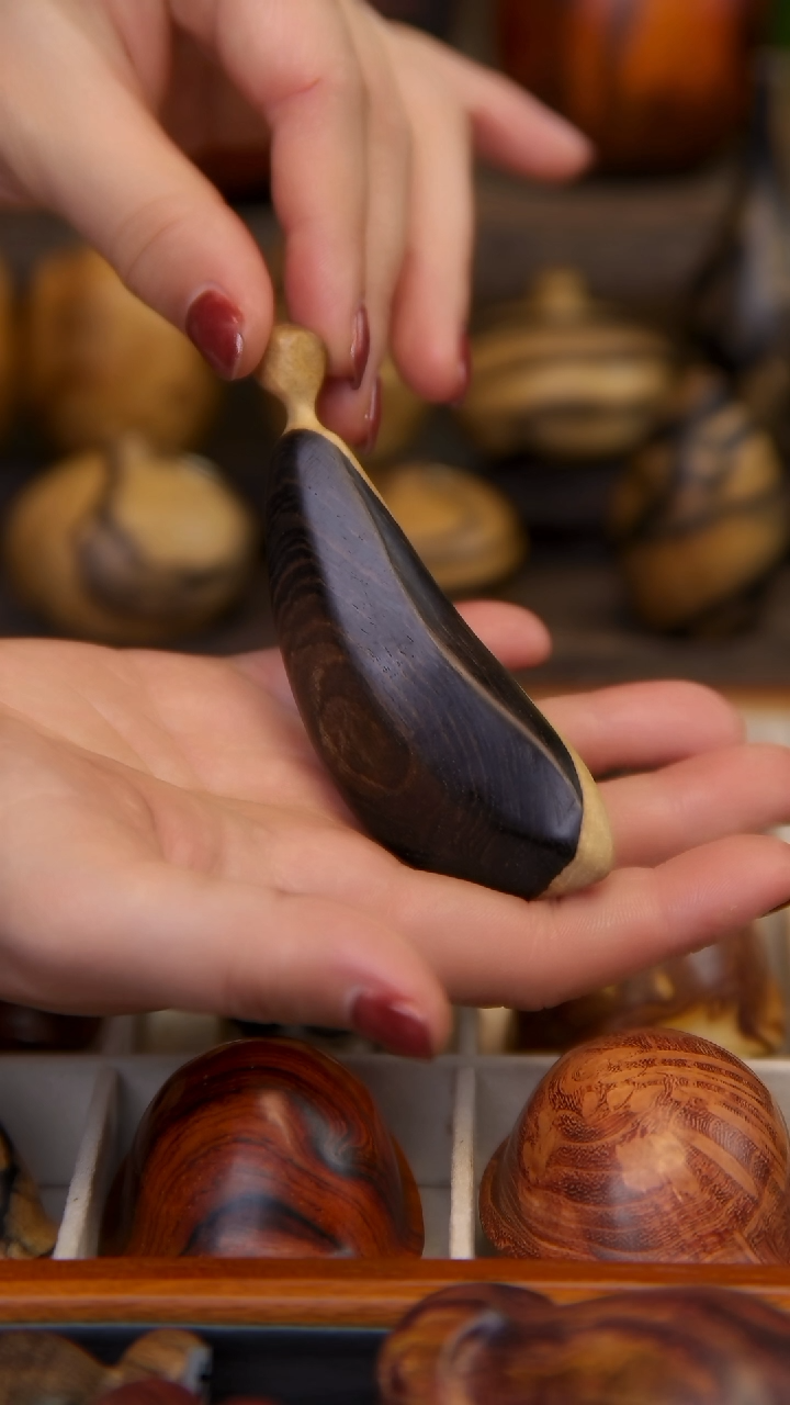 【闪购商品】木紫光檀俏色香蕉手把件