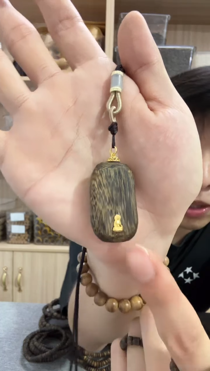 沉香碎屑沉香奇楠镶嵌脖挂3克+ 多样性发其一