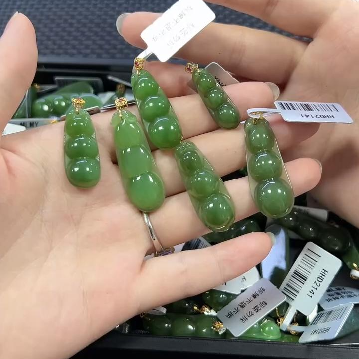 18K金和田玉蚕豆一个（多样性发)不带链 D2141