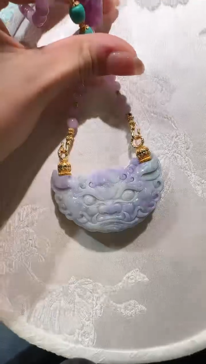 翡翠未镶嵌颈饰国风