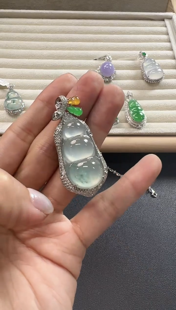 颈饰18K金镶嵌翡翠KLIJ1206-009