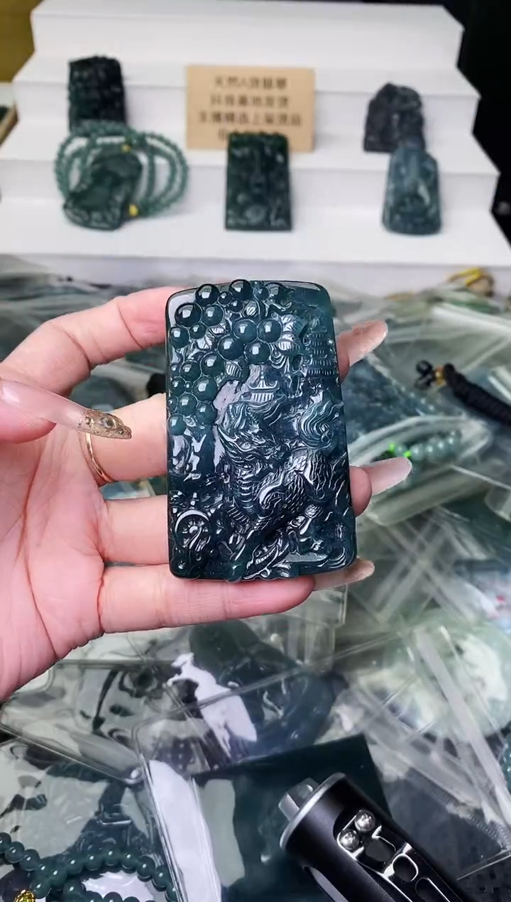 颈饰未镶嵌翡翠 