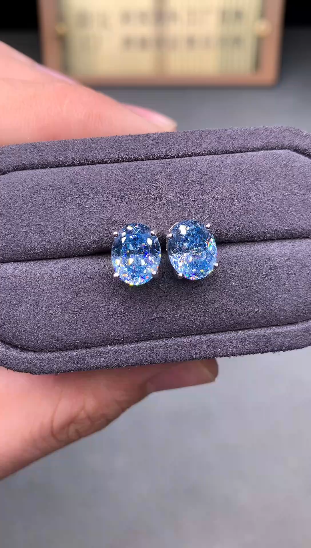 银S925镶嵌耳钉海蓝宝石2222