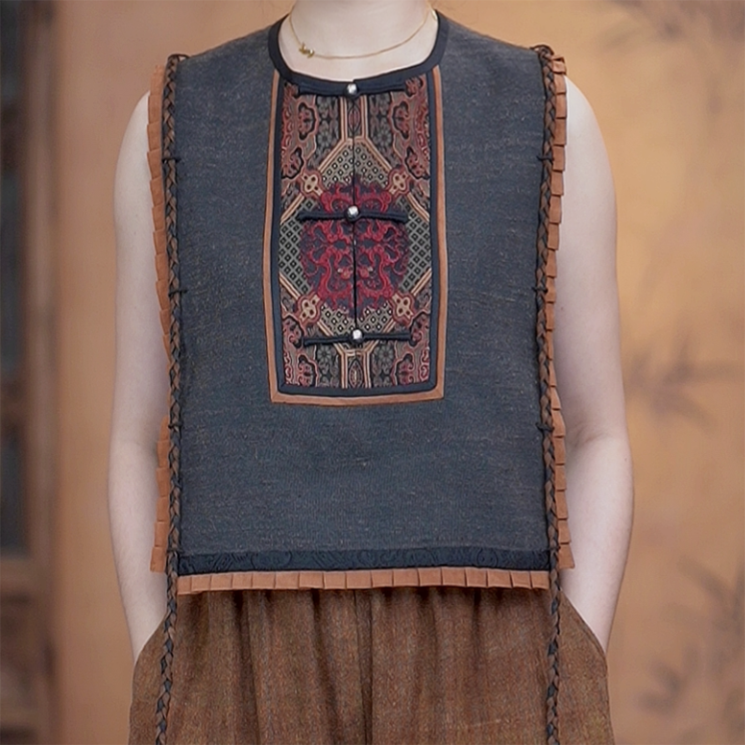 【二十四慢】设计师款柞蚕丝老料香云纱鸭江尼小马甲流苏休闲百搭