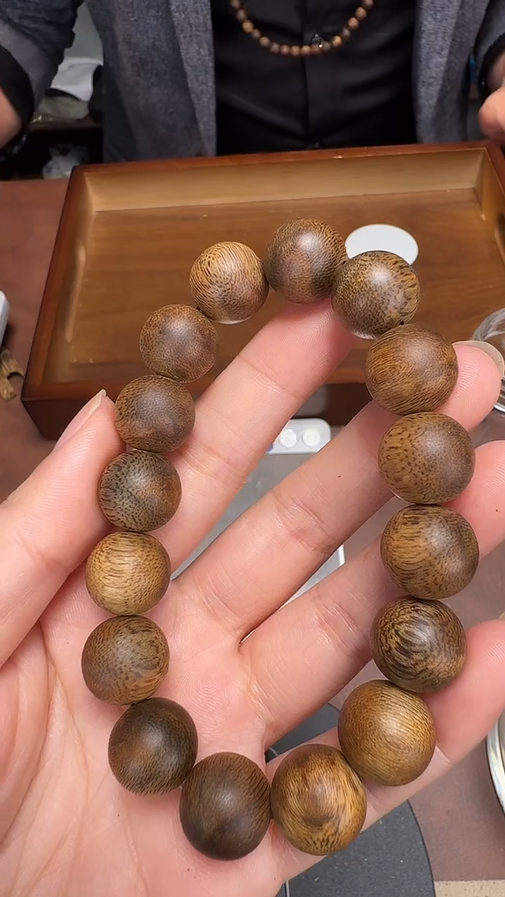 沉香手串仁**?莺歌绿奇楠陆河1.4的19克+