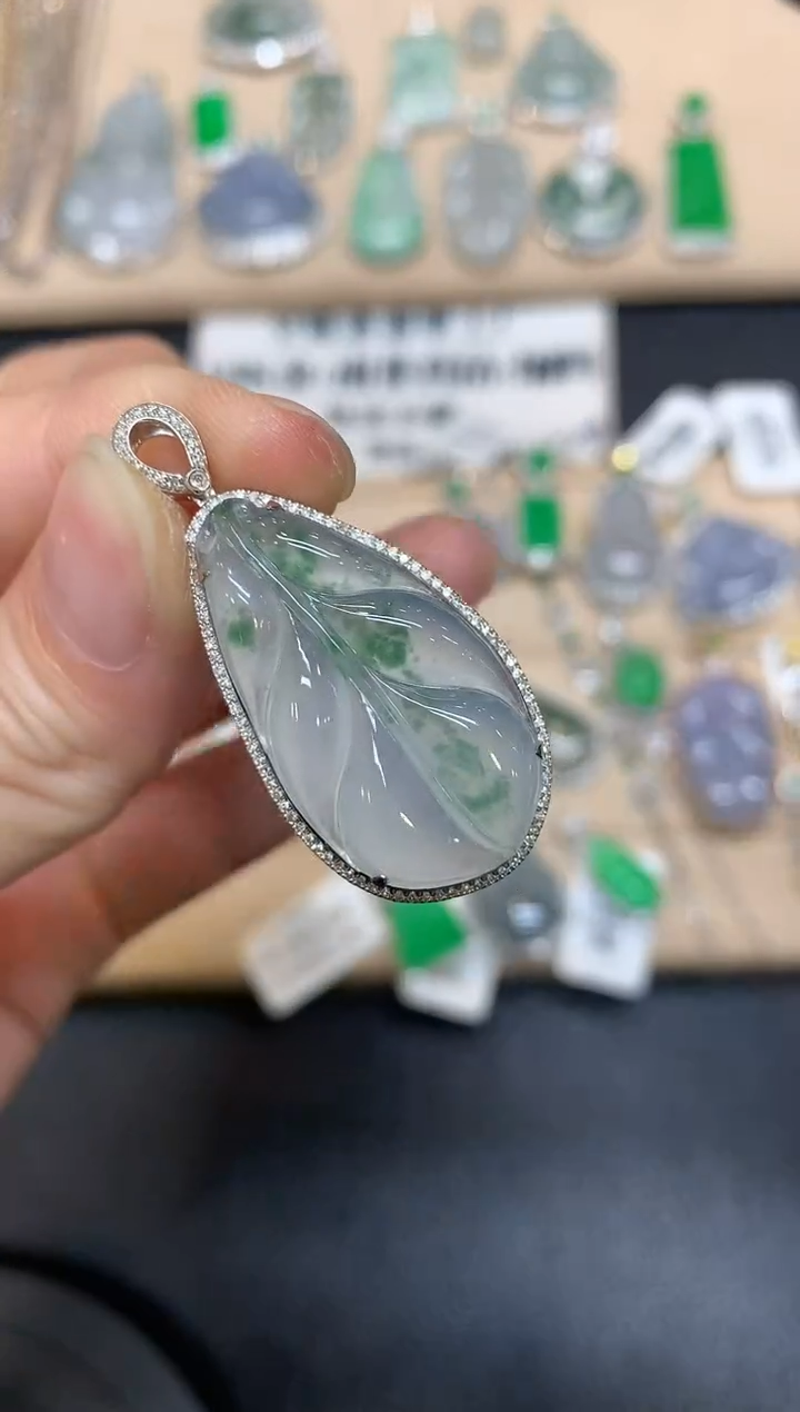 【闪购商品】翡翠颈饰18K金镶嵌芭蕉叶【无服务费
