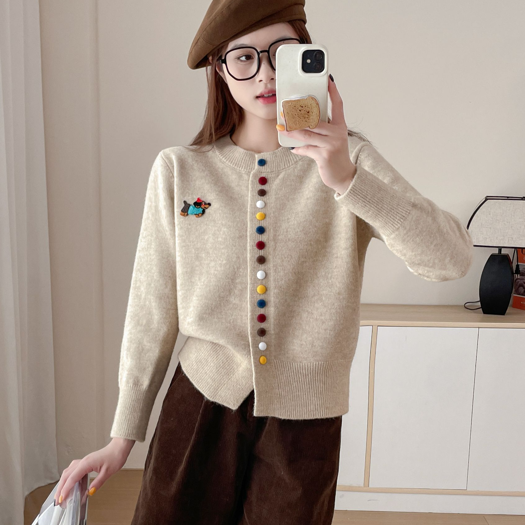 圆领针织开衫彩色纽扣添活泼趣味小狗刺绣点缀简约针织衫毛衣女装