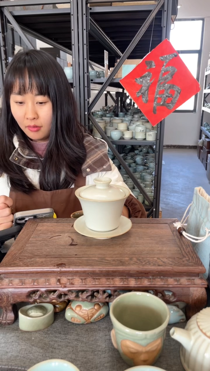 【闪购商品】瓷片微瑕月白马蹄盖碗。。。