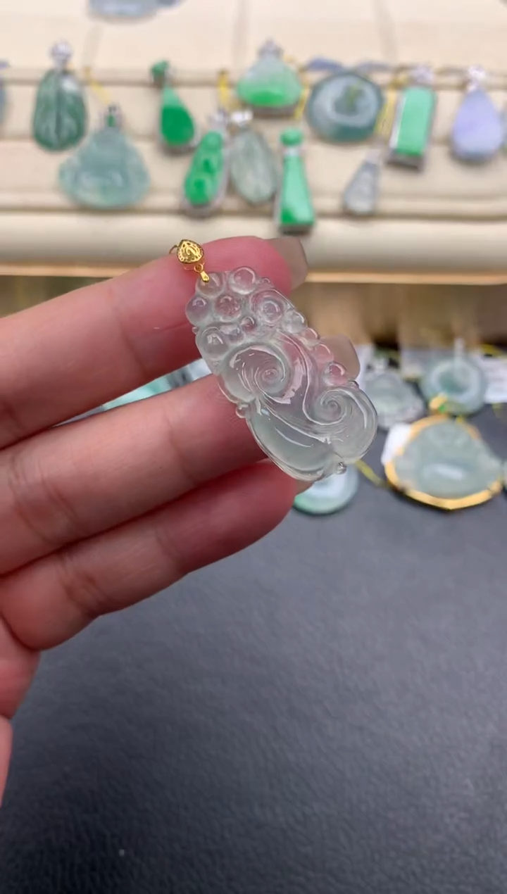 翡翠18K金镶嵌颈饰F74        