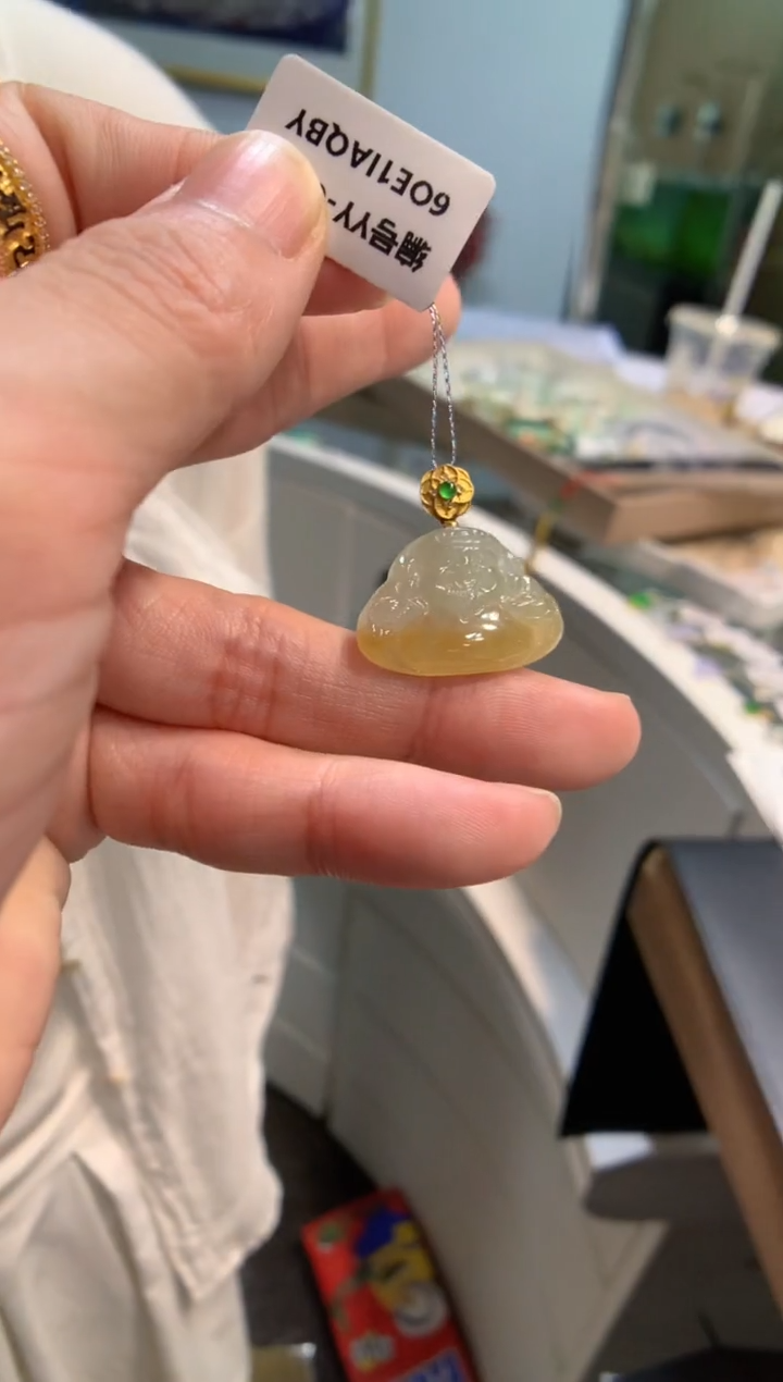 颈饰18K金镶嵌翡翠财神