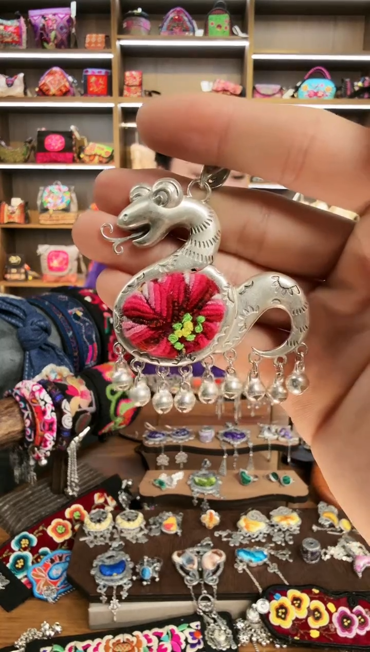 【闪购商品】织绣185蒙阿苏苗绣传承